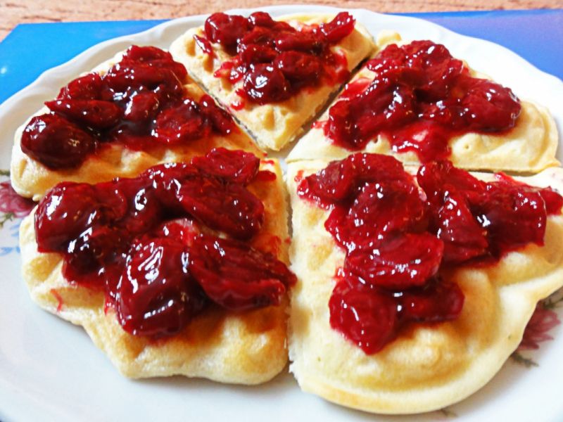 Gofry z dżemem wiśniowym Gofry z dżemem wiśniowym