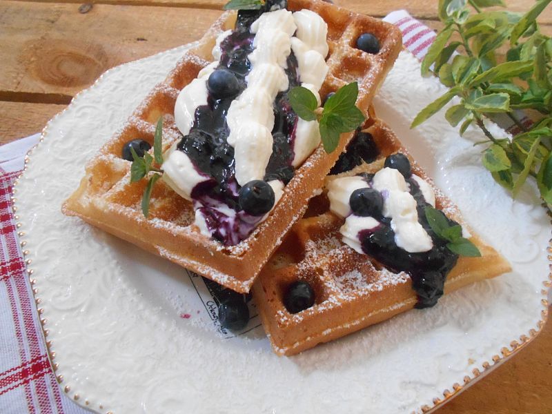 Gofry z kremem i jagodami