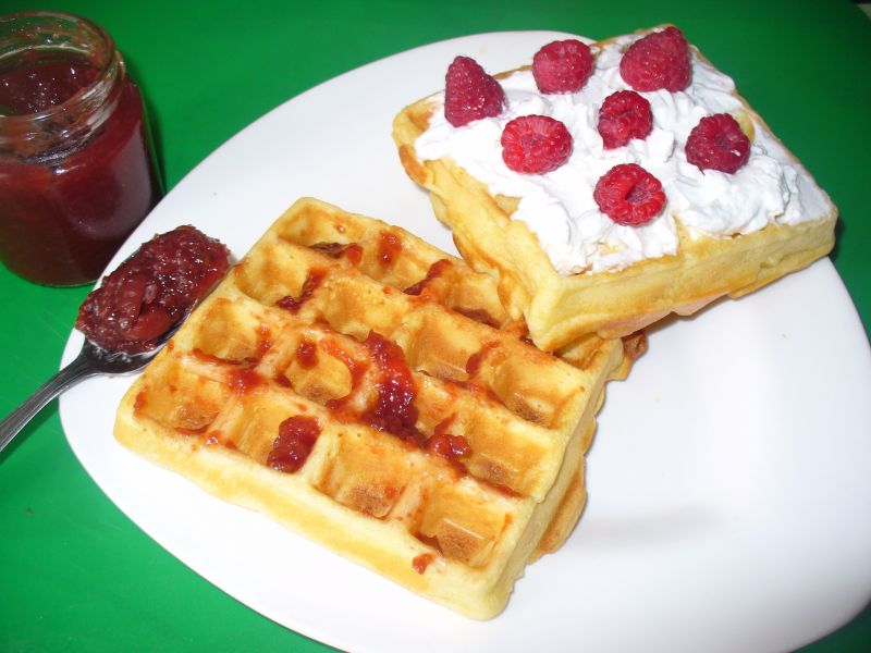 Gofry z malinami i bitą śmietaną