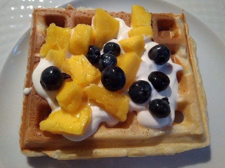 Gofry z mango i jeżynami Gofry z mango i jeżynami