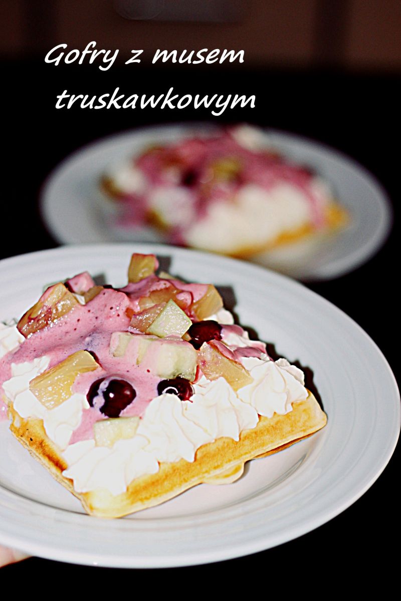 Gofry z owocami i musem truskawkowym  Gofry z owocami i musem truskawkowym