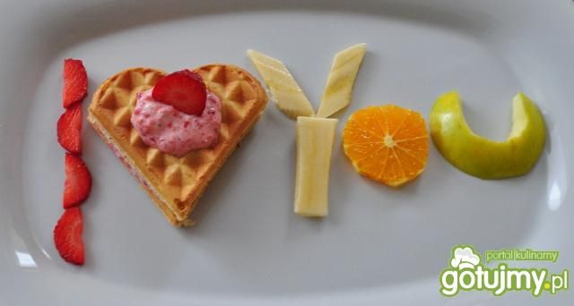 Gofry z owocami z miłosnym przekazem