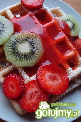 gofry z polewą truskawkową gofry z polewą truskawkową