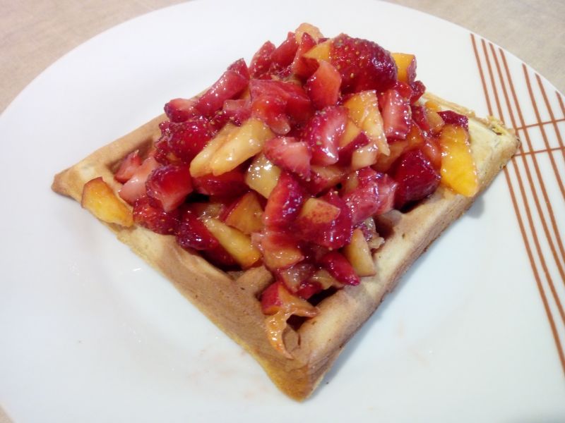 Gofry z salsą truskawkowo - brzoskwiniową Gofry z salsą truskawkowo - brzoskwiniową