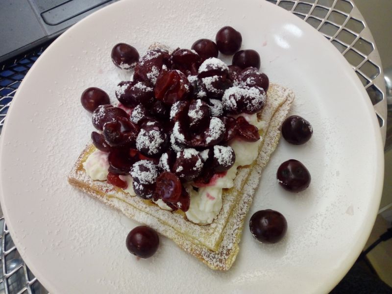 Gofry z serem i wiśniami Gofry z serem i wiśniami