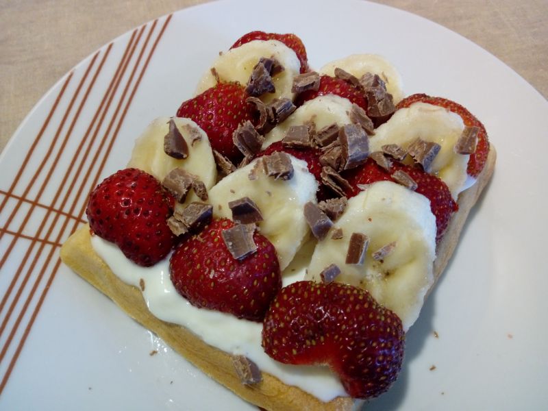 Gofry z serkiem i owocami