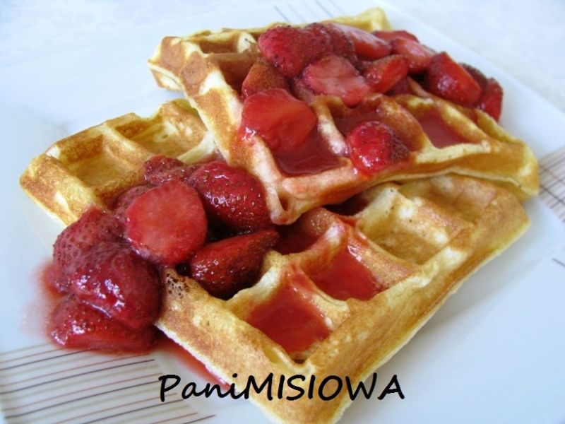 Gofry z sosem ze smażonych truskawek Gofry z sosem ze smażonych truskawek