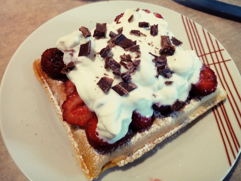 Gofry z truskawkami i bitą śmietaną Gofry z truskawkami i bitą śmietaną