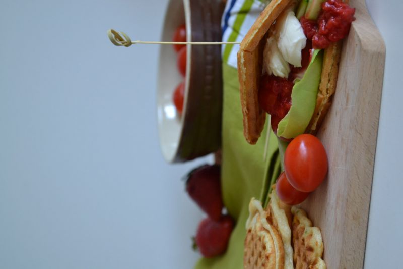 Gofry zamiast chleba i mus truskawkowy