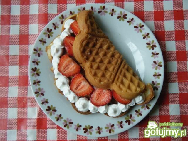 Gofry ze śmietaną i truskawkami