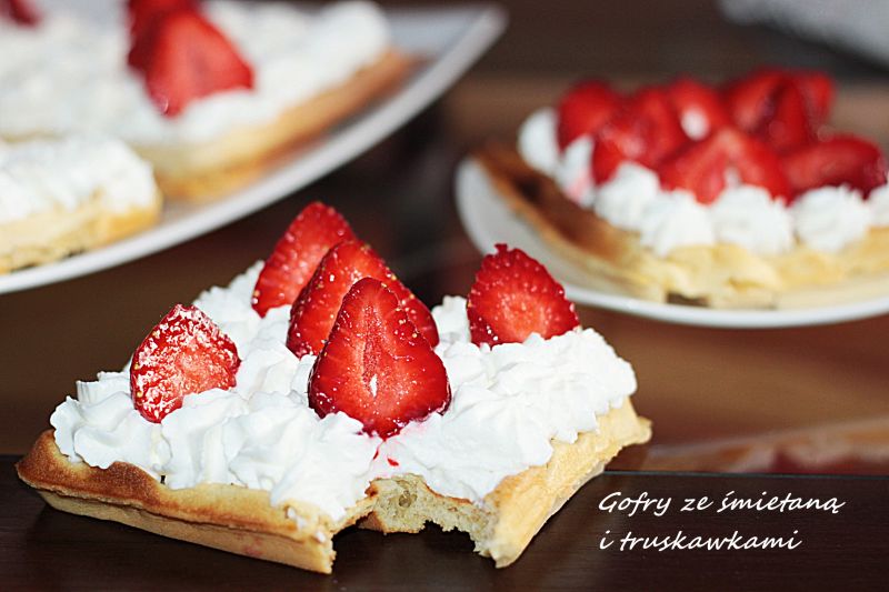 Gofry ze śmietaną i truskawkami