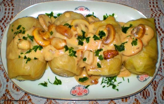 Gołąbki drobiowe w sosie pieczarkowym 