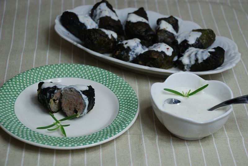 Gołąbki w botwince z sosem chrzanowym Gołąbki w botwince z sosem chrzanowym