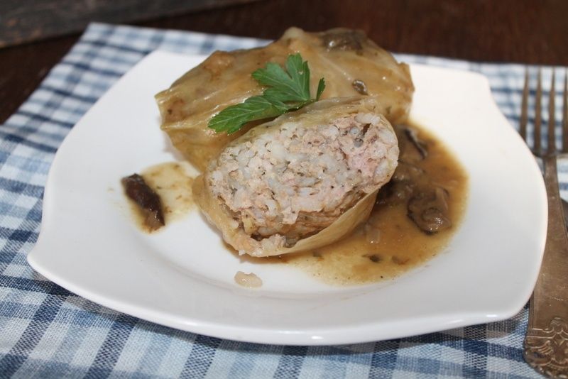 Gołąbki w kiszonej kapuście i sosie grzybowym