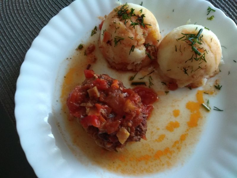 Gołąbki w sosie pomidorowo-paprykowym