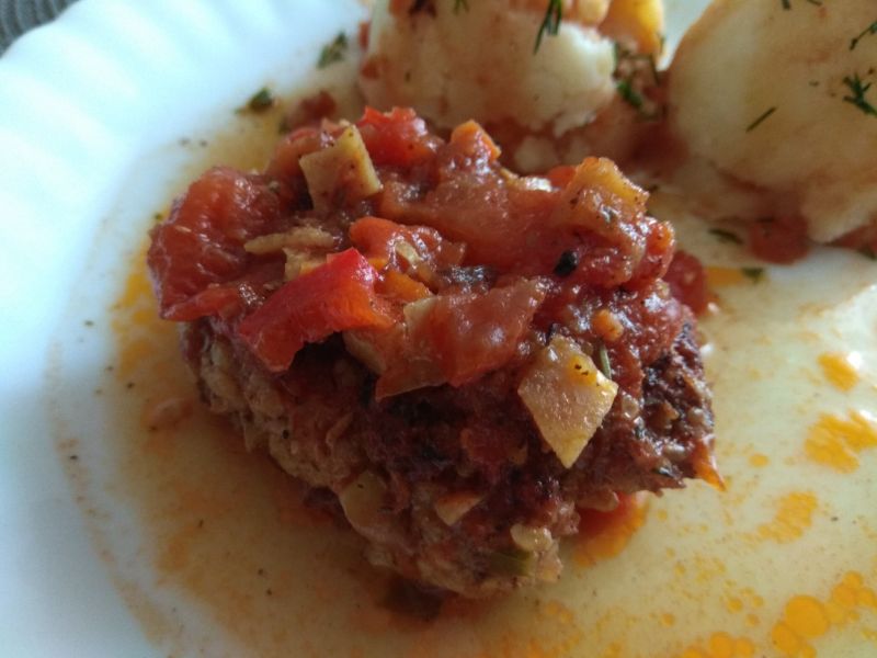 Gołąbki w sosie pomidorowo-paprykowym