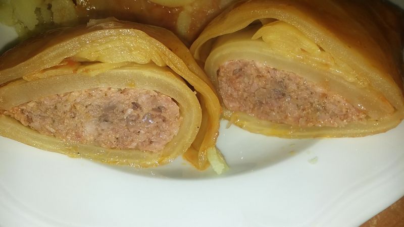 Gołąbki z dodatkiem czerwonej kapusty w środku