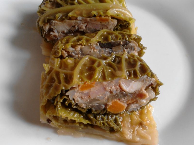 Gołąbki z kaszą, boczkiem i pieczarkami