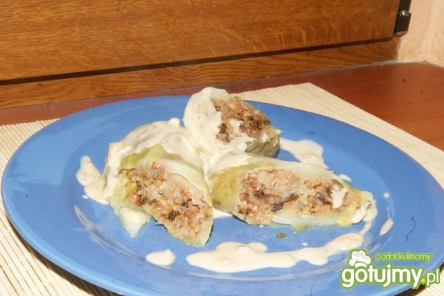 Gołąbki z kaszą gryczaną i sosem grzybow