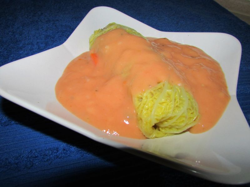 Gołąbki z kaszą i mięsem na kapuście włoskiej Gołąbki z kaszą i mięsem na kapuście włoskiej