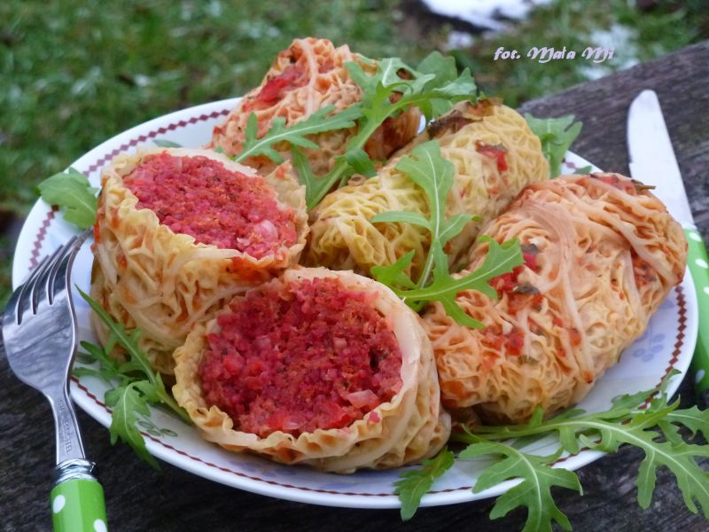 Gołąbki z kaszą jęczmienną, papryką i buraczkiem 