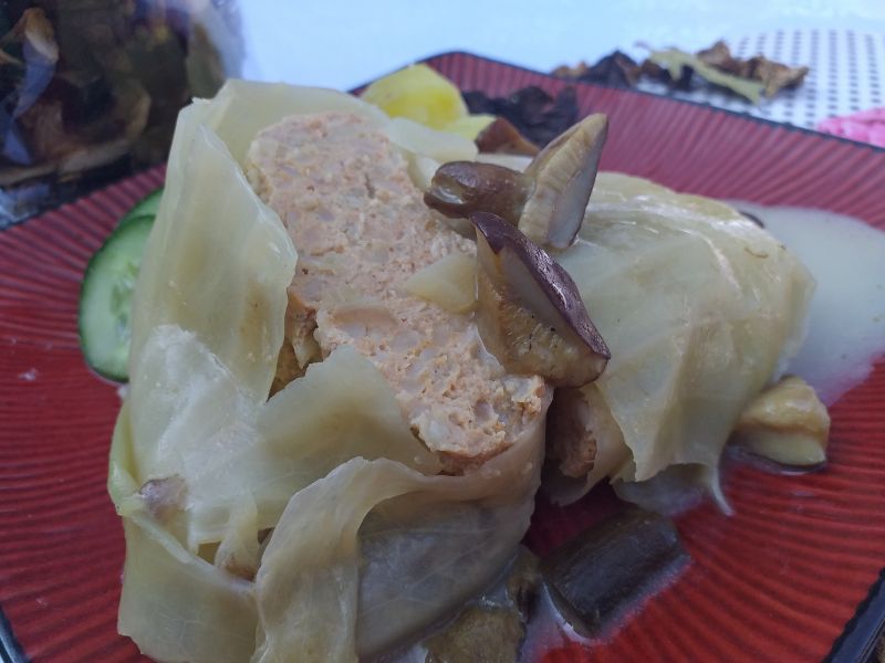 Gołąbki z mięsem i bulgurem w sosie grzybowym Gołąbki z mięsem i bulgurem w sosie grzybowym