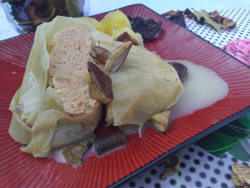 Gołąbki z mięsem i bulgurem w sosie grzybowym Gołąbki z mięsem i bulgurem w sosie grzybowym