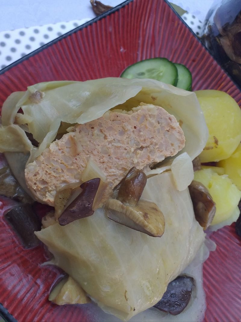 Gołąbki z mięsem i bulgurem w sosie grzybowym Gołąbki z mięsem i bulgurem w sosie grzybowym