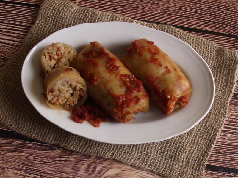 Gołąbki z mięsem i czarnuszką w pomidorach