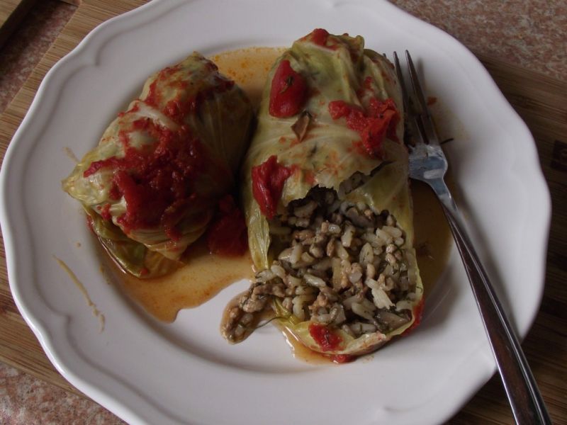 Gołąbki z mięsem i pieczarkami w młodej kapuście