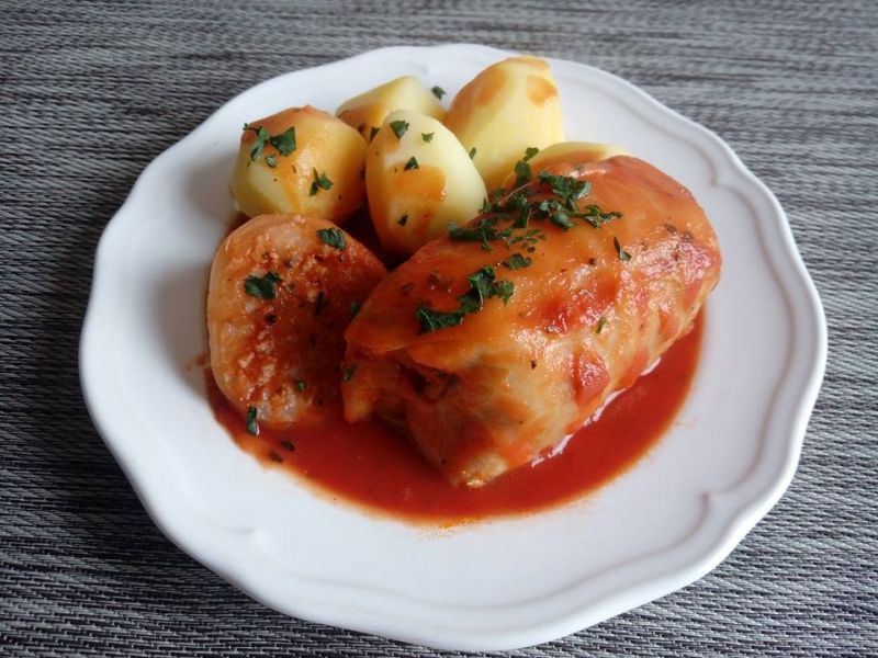 Gołąbki z mięsem mocno czosnkowe w pomidorach