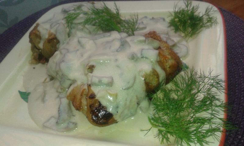 Gołąbki z młodej kapusty w sosie pieczarkowym Gołąbki z młodej kapusty w sosie pieczarkowym