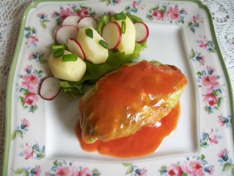 Gołąbki z młodej kapusty w sosie pomidorowym