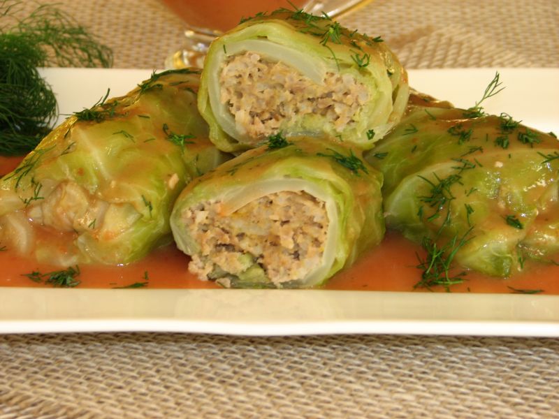 Gołąbki z młodej kapusty w sosie pomidorowym