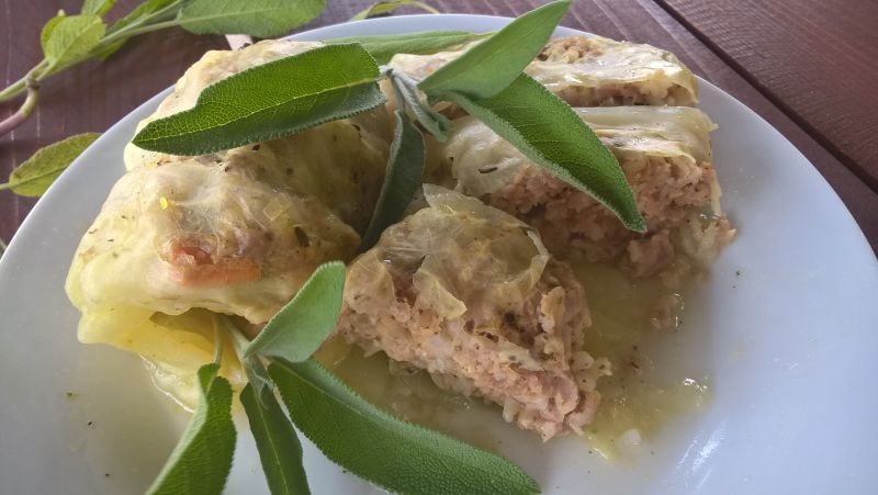 Gołąbki z młodej kapusty z brązowym ryżem i mięsem