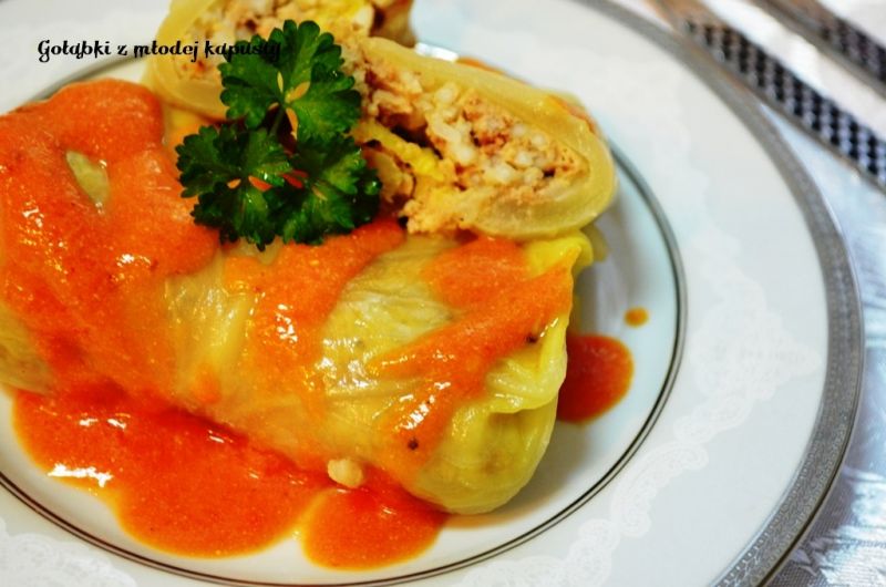 Gołąbki z młodej kapusty z sosem Gołąbki z młodej kapusty z sosem