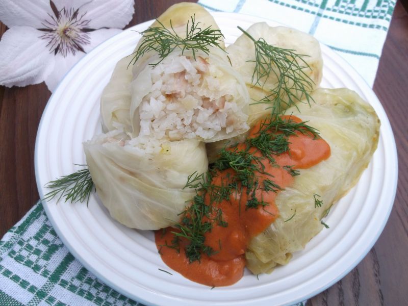 Gołąbki z młodej kapusty z sosem pomidorowym Gołąbki z młodej kapusty z sosem pomidorowym