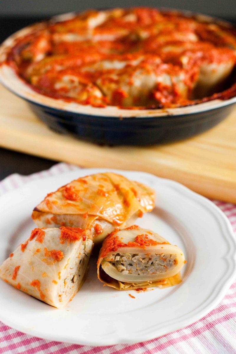 Gołąbki z pęczakiem i grzybami w sosie pomidorowym