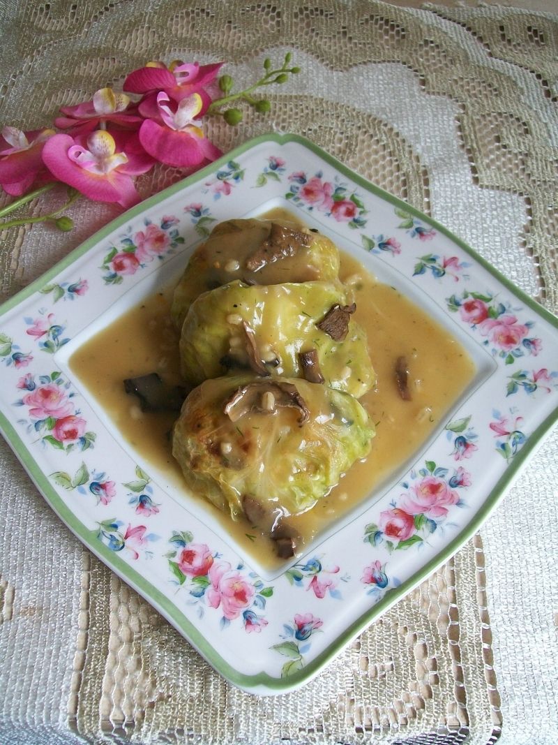 Gołąbki z pęczakiem i sosem grzybowym   Gołąbki z pęczakiem i sosem grzybowym