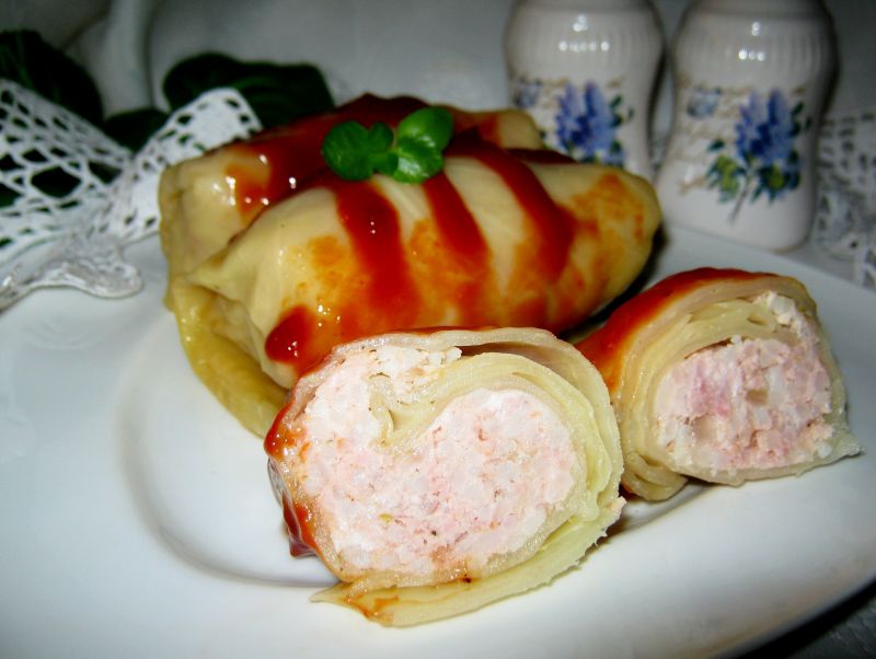 Gołąbki z ryżem, mięsem i dodatkiem bułki Gołąbki z ryżem, mięsem i dodatkiem bułki