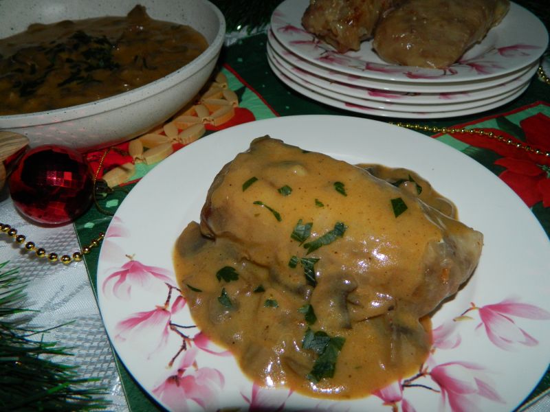 Gołąbki z sosem pieczarkowym