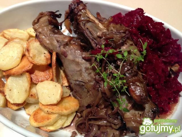 Goleń jagnięca z buraczkami. Goleń jagnięca z buraczkami.