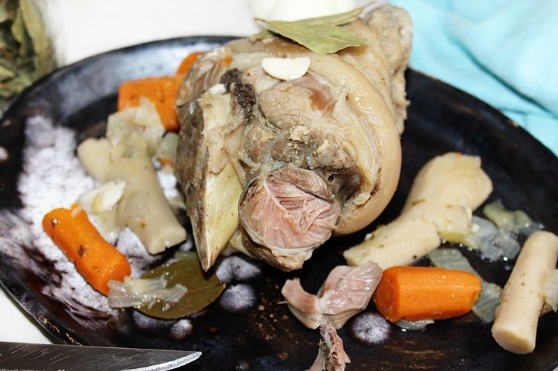 Golonka gotowana z warzywami Golonka gotowana z warzywami