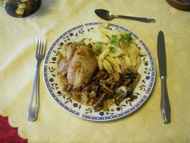 Golonka indycza w kapuście z pieczarkami Golonka indycza w kapuście z pieczarkami