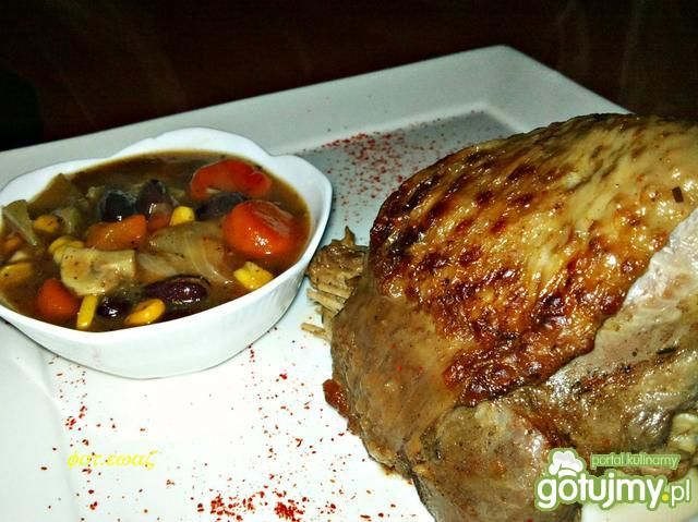Golonka indycza z gulaszem warzywnym
