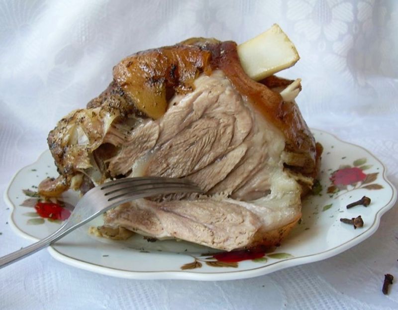 Golonka pieczona w rękawie z goździkami Golonka pieczona w rękawie z goździkami
