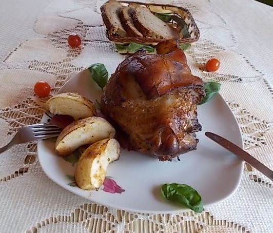 Golonka pieczona z jabłkami Golonka pieczona z jabłkami