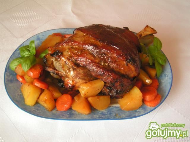 Golonka pieczona z warzywami