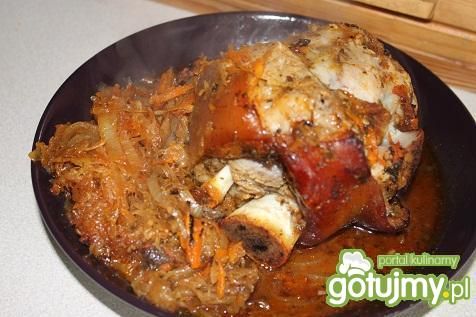 Golonka w kapuście kiszonej z warzywami 