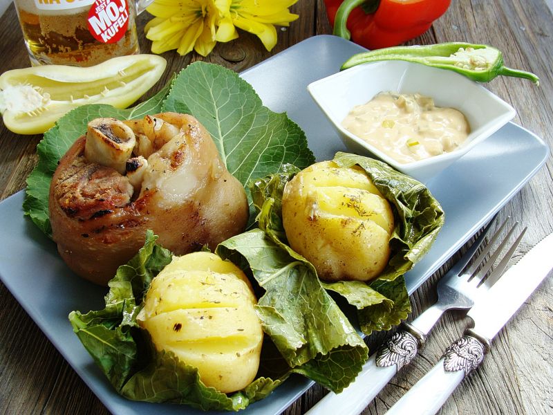 Golonka z dipem grillowym i ziemniakami w chrzanie